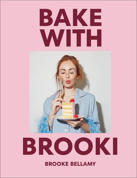 "BAKE WITH BROOKI" in großen Buchstaben auf rosa Hintergrund. Eine Frau im Schlafanzug hält ein Stück Kuchen.