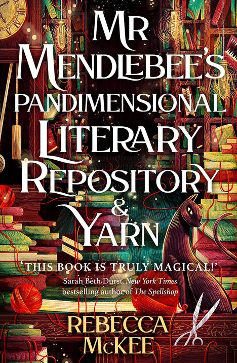 Text: "MR MENDLEBEE'S PANDIMENSIONAL LITERARY REPOSITORY & YARN" vor bunten, gestapelten Büchern und einem dunklen, eleganten Tier.