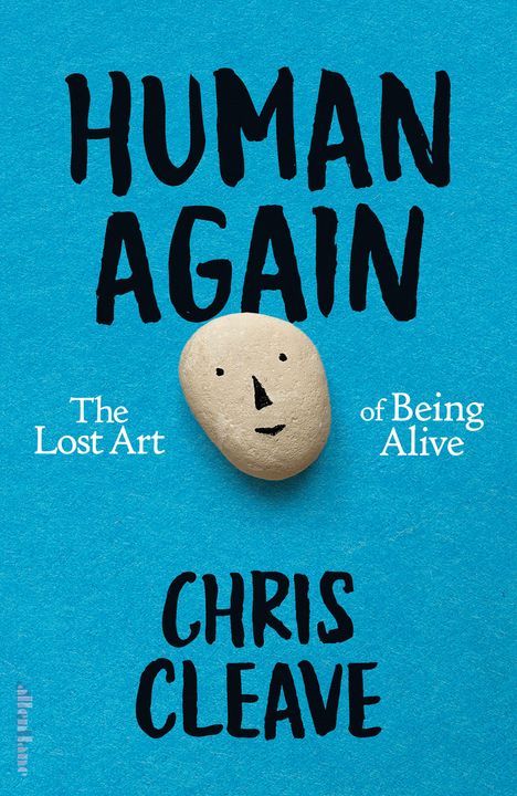 „HUMAN AGAIN, The Lost Art of Being Alive, CHRIS CLEAVE“. Ein Kieselstein mit Gesicht auf blauem Hintergrund.