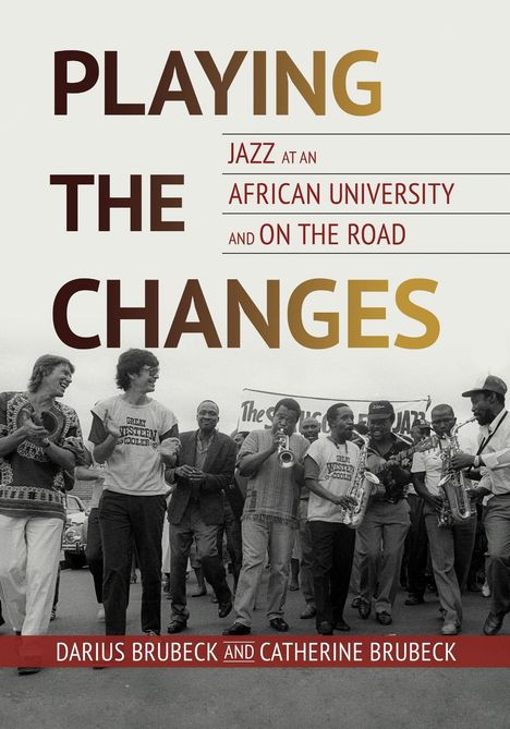 "Playing the Changes: Jazz at an African University and on the Road" von Darius und Catherine Brubeck. Menschen musizieren.
