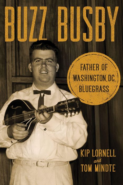 Texte: "Buzz Busby", "Father of Washington, DC, Bluegrass", "Kip Lornell and Tom Mindte". Sepia-Foto, Mann mit Mandoline.