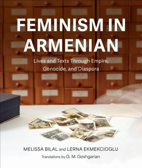 "FEMINISM IN ARMENIAN" von Melissa Bilal und Lerna Ekmekcioglu. Hintergrund: alter Karteikartenschrank mit Fotos.