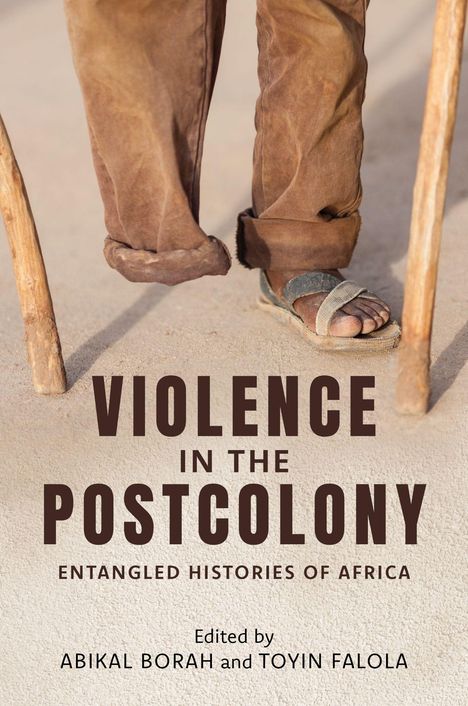 Titel: "Violence in the Postcolony: Entangled Histories of Africa". Zwei Beine mit braunen Hosen, Sandalen, Holzstöcken.