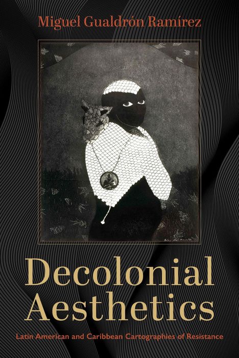 Text: "Miguel Gualdrón Ramírez. Decolonial Aesthetics: Latin American and Caribbean Cartographies of Resistance." 

Illustration: Eine vermummte Figur trägt ein Netz und hat ein Tier auf der Schulter.