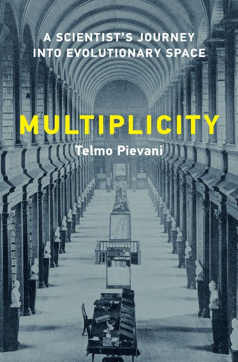 Text: "A Scientist's Journey into Evolutionary Space. MULTIPLICITY. Telmo Pievani." Innenansicht einer langen Bibliothek.