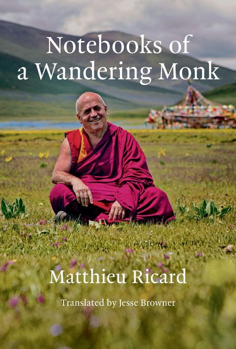 Text: "Notebooks of a Wandering Monk", "Matthieu Ricard", "Translated by Jesse Browner". Ein lächelnder Mönch sitzt in der Natur.