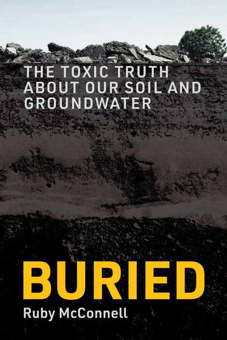 Titel: "BURIED", Autor: Ruby McConnell. Oben grauer Schutt, darunter dunkelerdiger Boden.