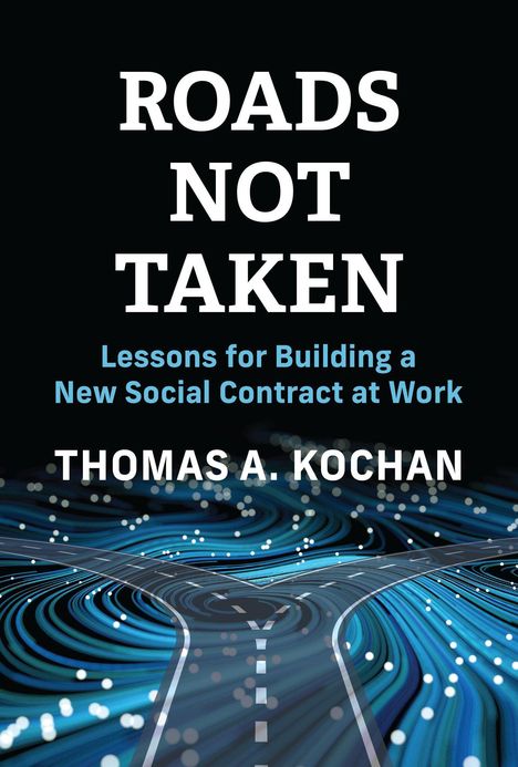 "Roads Not Taken: Lessons for Building a New Social Contract at Work" von Thomas A. Kochan. Illustration mit Kreuzung und Lichtlinien.