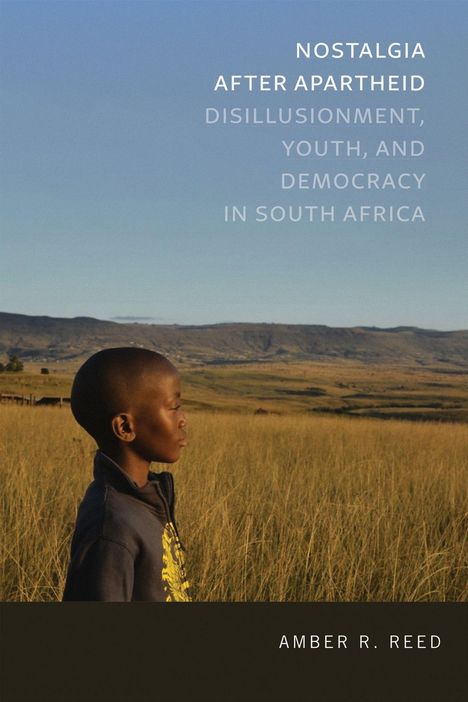 NOSTALGIA AFTER APARTHEID: Schreibt ein Kind in einer weiten Landschaft, Berge im Hintergrund, klarer Himmel.