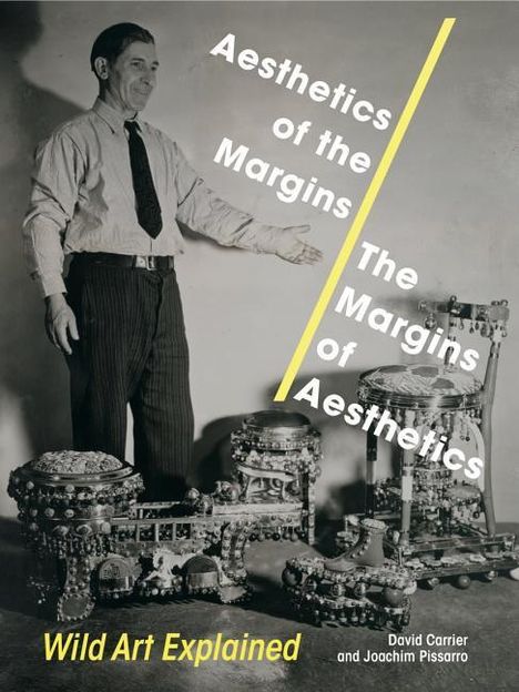Texte: "Aesthetics of the Margins / The Margins of Aesthetics", "Wild Art Explained". Ein Mann in Anzug zeigt auf kunstvolle Objekte.