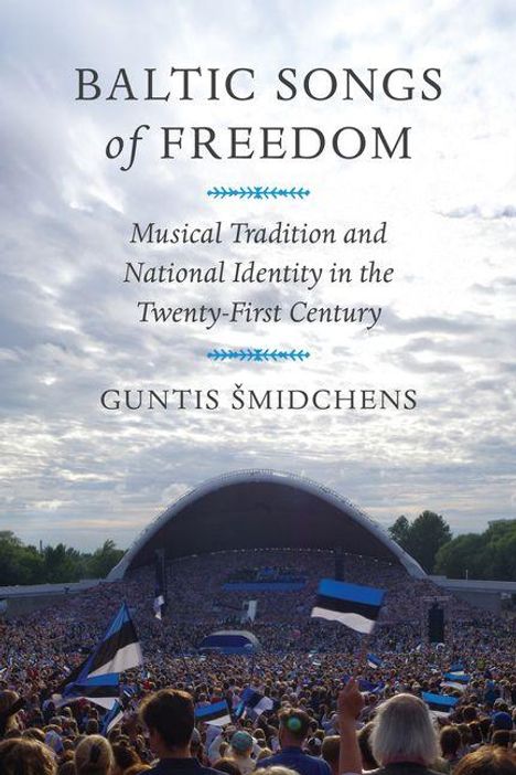 BALTIC SONGS of FREEDOM. Menschenmenge mit baltischen Fahnen vor einer Konzertbühne in einem offenen Stadion.