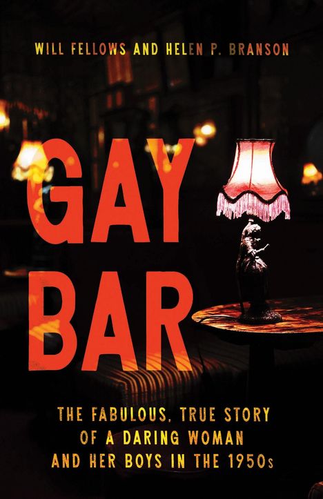 Text: "GAY BAR" von Will Fellows und Helen P. Branson. Rot beleuchtete Lounge mit Tischlampe im Retro-Stil.