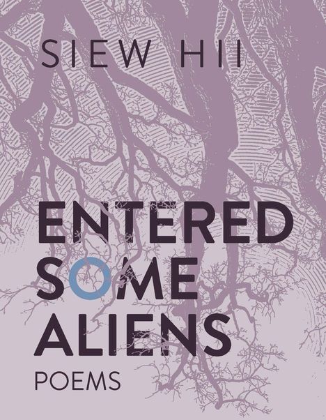 Der Text lautet: "SIEW HII ENTERED SOME ALIENS POEMS". Dahinter abstrakte baumartige Äste in Lila-Tönen.