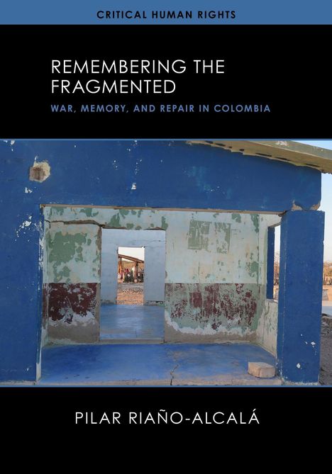 Titel: "Remembering the Fragmented". Ein verfallenes Gebäude mit blauen und grünen Wänden.