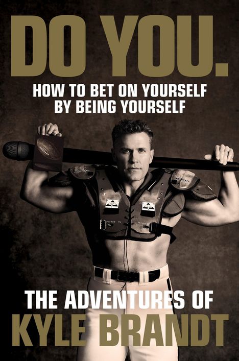 „DO YOU. HOW TO BET ON YOURSELF BY BEING YOURSELF. THE ADVENTURES OF KYLE BRANDT.“ Ein Mann in Sportausrüstung hält ein Mikrofon.