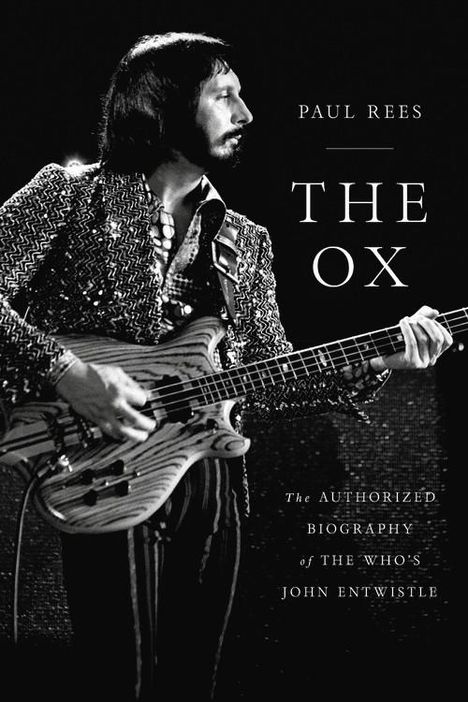 PAUL REES: THE OX. The Authorized Biography of The Who's John Entwistle. Schwarz-weiß Foto eines Bassisten mit Bassgitarre.