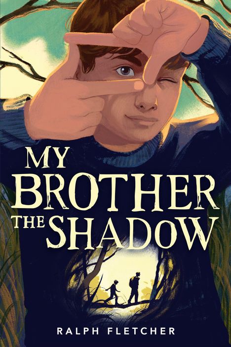 Aufschrift: "My Brother The Shadow" und "Ralph Fletcher". Illustration eines Jungen, der mit Händen ein Quadrat bildet.