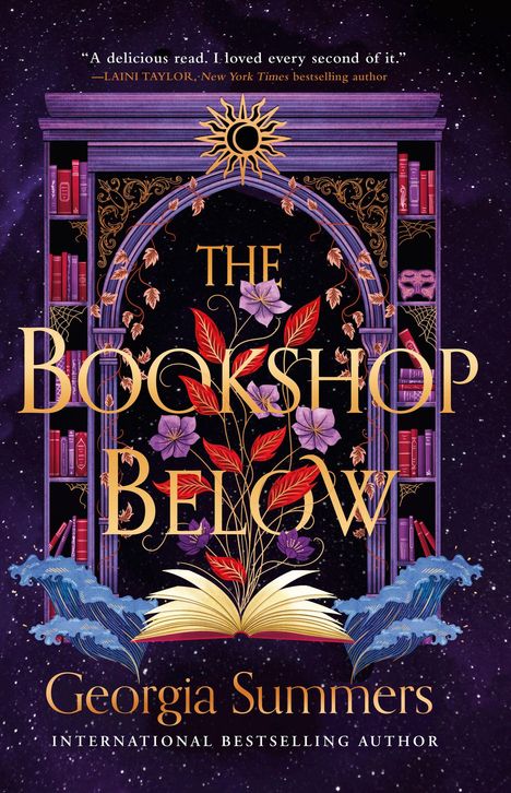 "THE BOOKSHOP BELOW" von Georgia Summers, dekorativ mit Blüten und Blättern um einen offenen Bogen, dazu Bücherregale.