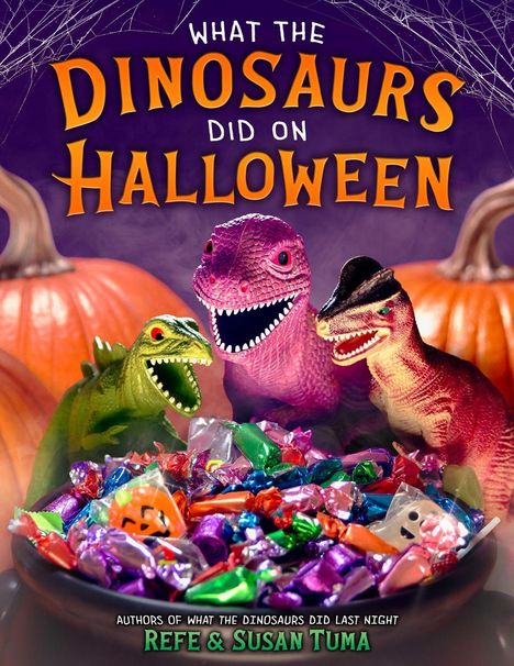 Große, bunte Schrift: "What the Dinosaurs Did on Halloween". Drei Dinosaurier umgeben von Süßigkeiten und zwei Kürbissen.