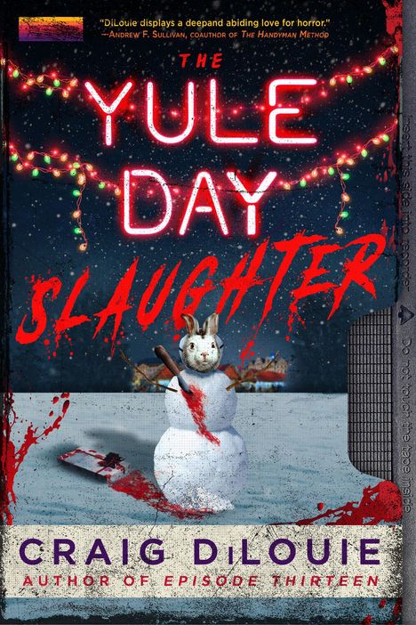 "The Yule Day Slaughter" in leuchtendem Rot. Ein Schneemann mit Hasenkopf, blutverschmiert, im Schnee mit Lichterkette.