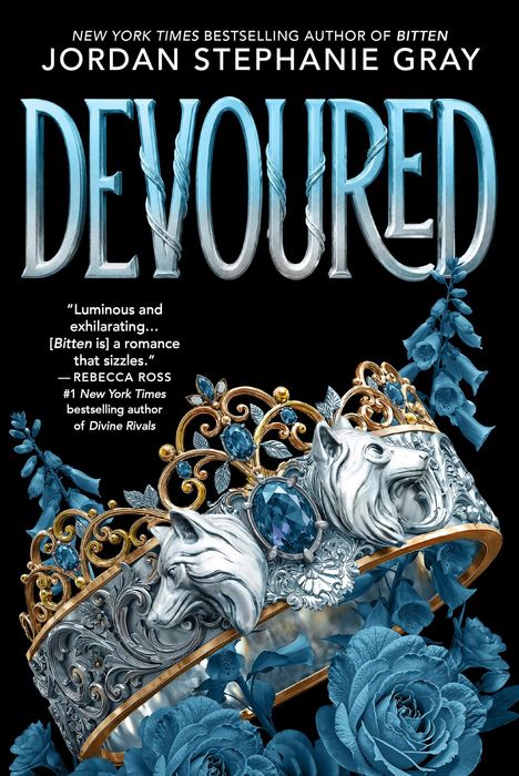 Text: "Devoured", "Jordan Stephanie Gray", Zitat von Rebecca Ross. Abgebildet ist eine kunstvolle Krone mit blauen Blumen.