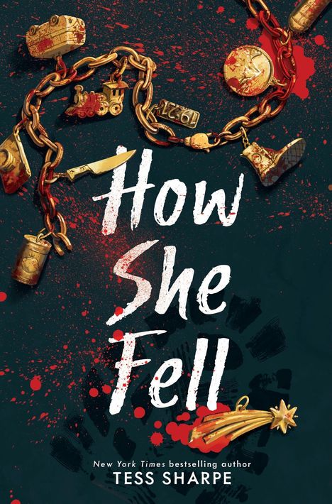 "How She Fell" in weißer Schrift. Umgeben von einer goldenen Kette mit Anhängern auf blutbespritztem Hintergrund.