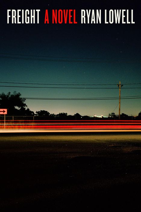 "FREIGHT A NOVEL RYAN LOWELL" in weißen und roten Buchstaben, darunter eine nächtliche Straße mit Lichtspuren.