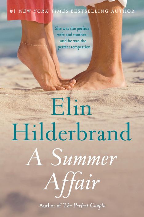 Elin Hilderbrand: A Summer Affair. Zwei Paar Füße berühren sich im Sand.