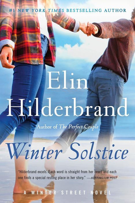 "Elin Hilderbrand, Winter Solstice. Zwei Menschen halten sich an den Händen vor einem Strandhintergrund."