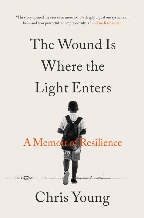 "His story opened my eyes..." – Kim Kardashian. "The Wound Is Where the Light Enters: A Memoir of Resilience" Chris Young. Ein Junge mit Rucksack.