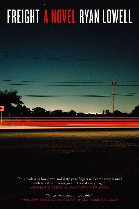 "FREIGHT A NOVEL RYAN LOWELL" oben. Zitate von Autoren Benjamin Percy und William Boyle unten. Nachthimmel mit roten Lichtstreifen.