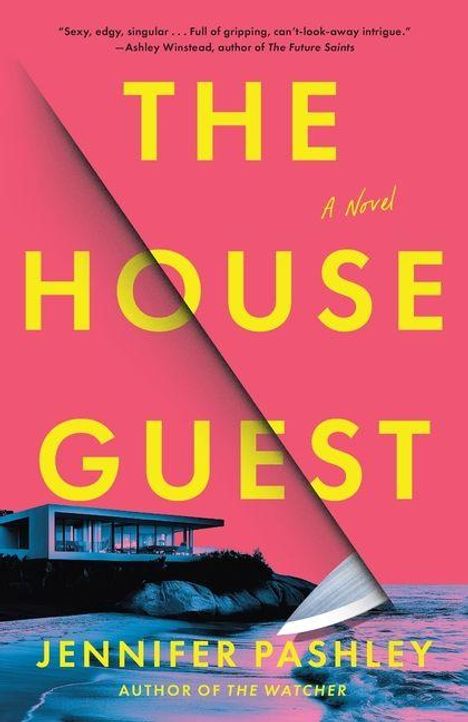 „THE HOUSE GUEST“ von Jennifer Pashley. Bild zeigt ein modernes Haus am Wasser mit dramatischem Himmel.