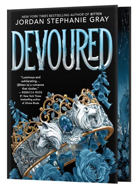 „Devoured” von Jordan Stephanie Gray, Zitat von Rebecca Ross. Eine Krone mit Tierköpfen und blauen Blumen, dunkler Hintergrund.