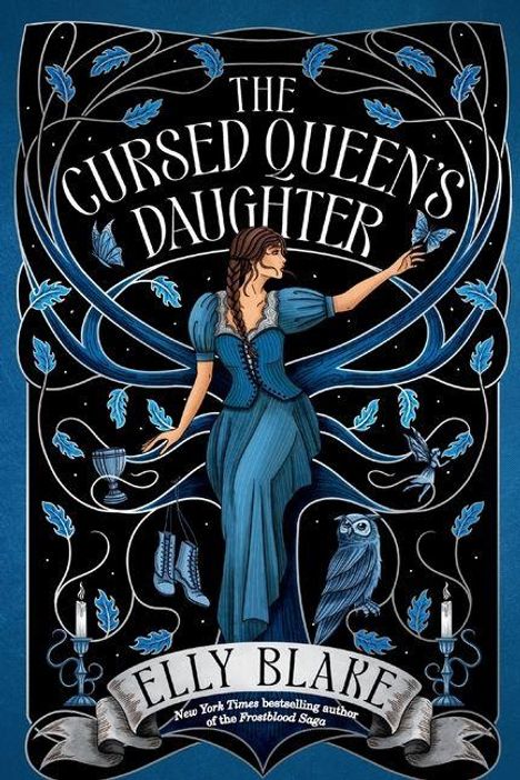 „The Cursed Queen's Daughter“, Elly Blake. Frau in blauem Kleid, Eule, Blätter, Kerzen, Kelch, kunstvolle Ornamente.