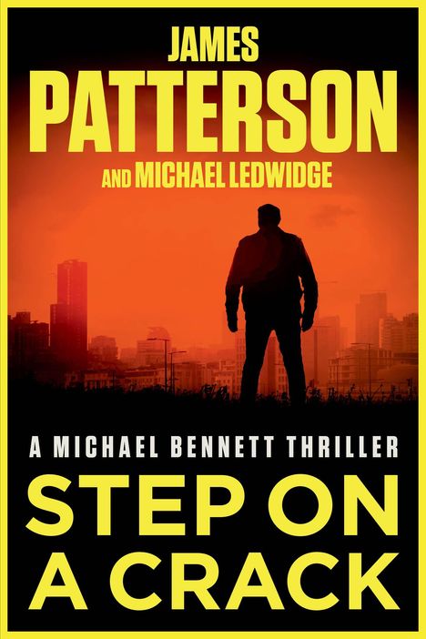 "STEP ON A CRACK" von James Patterson und Michael Ledwidge, ein Michael Bennett Thriller. Silhouette vor orangefarbenem Himmel.