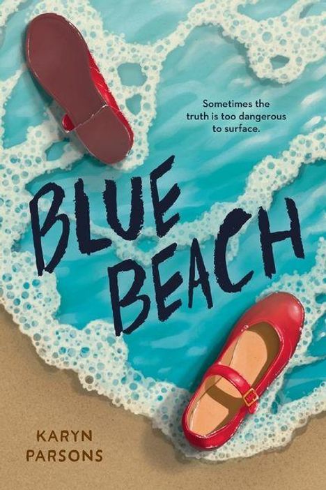 Text: „Sometimes the truth is too dangerous to surface. BLUE BEACH. Karyn Parsons.“ Zwei rote Schuhe am Strand, Meereswellen.