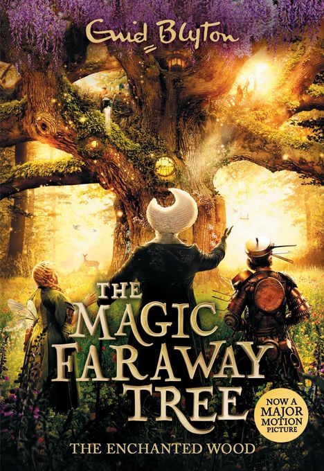 "The Magic Faraway Tree: The Enchanted Wood." Drei Figuren stehen vor einem riesigen, magischen Baum mit lila Blüten.