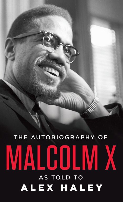 "The Autobiography of Malcolm X as told to Alex Haley" in weißen und roten Buchstaben; schwarz-weißes Foto eines lächelnden Mannes.