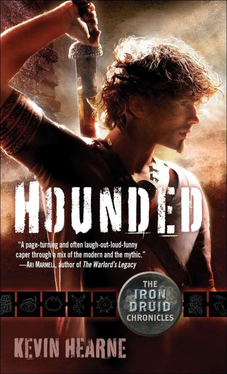 Kevin Hearne: The Iron Druid Chronicles 1. Hounded, Buch