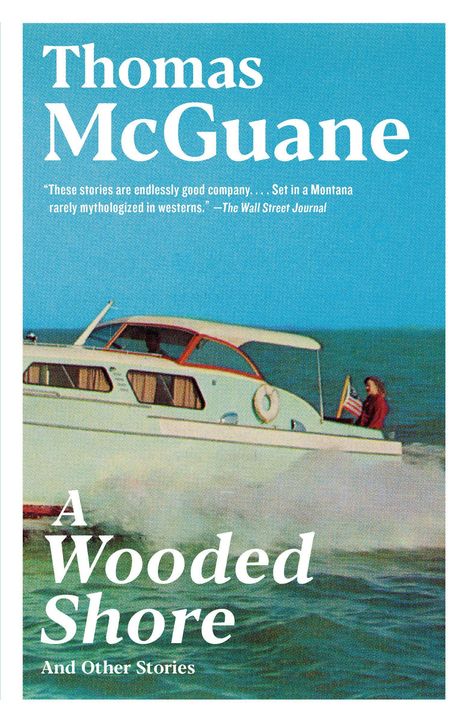 Titel: "A Wooded Shore". Autor: Thomas McGuane. Rezension von The Wall Street Journal. Boot auf blauem Wasser.