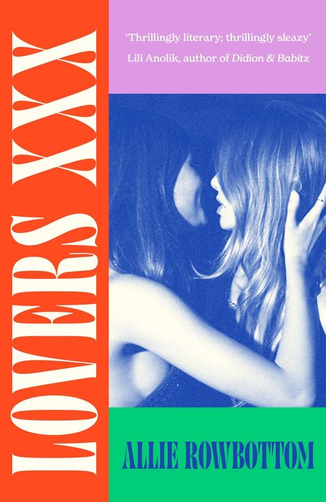 „Lovers XXX“ in Weiß auf Orange, Zitat von Lili Anolik, blaues Foto von zwei Frauen.