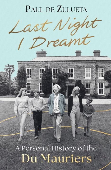 „Paul de Zulueta, Last Night I Dreamt, A Personal History of the Du Mauriers.“ Fünf Personen vor einem großen, alten Haus.