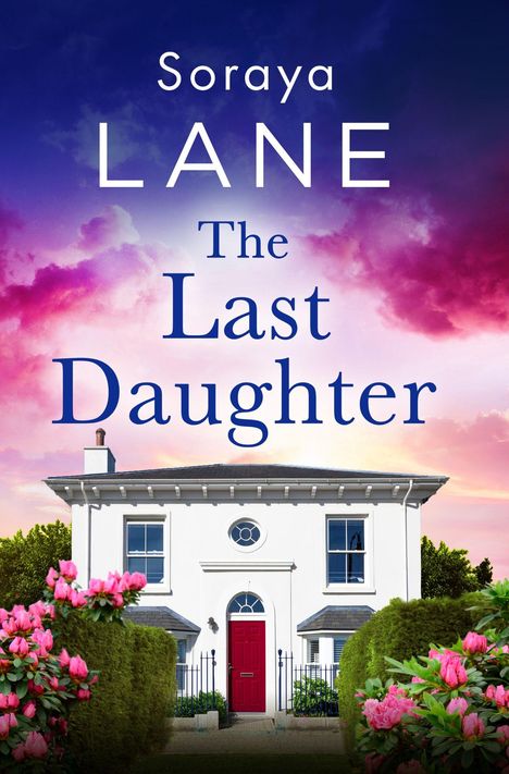 „Soraya Lane, The Last Daughter“. Ein weißes Haus mit roter Tür, umgeben von blühenden Rhododendren, unter einem bunten Himmel.