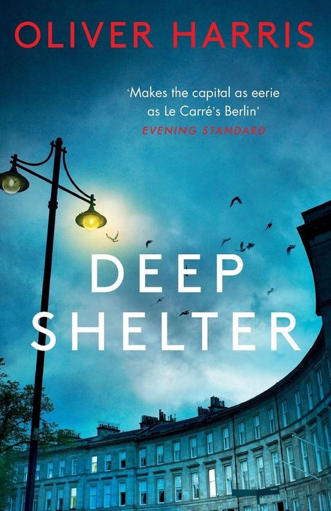 "DEEP SHELTER" steht groß in Weiß. Oben "OLIVER HARRIS" in Rot. Dunkle Himmelsszene mit Vögeln und einer alten Straßenlaterne.
