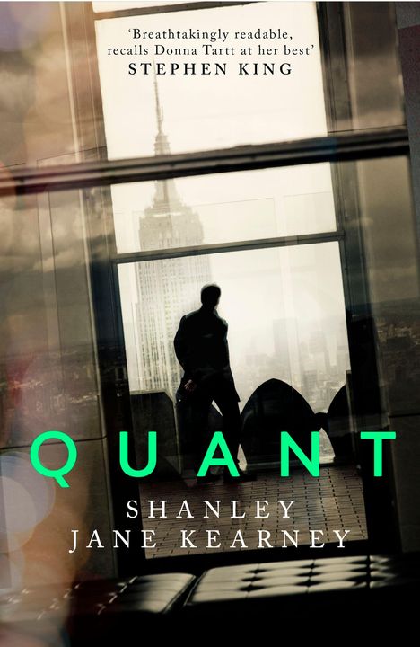 Zitat: "Breathtakingly readable, recalls Donna Tartt at her best" - Stephen King. Skyline-Silhouette mit Person und Empire State Building im Hintergrund.