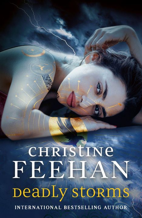„CHRISTINE FEEHAN Deadly Storms, International Bestselling Author.“ Frau mit Tattoos und Blitzen im Hintergrund.