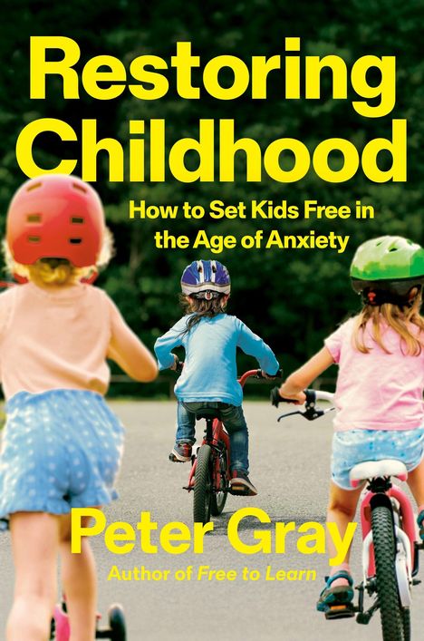 „Restoring Childhood. How to Set Kids Free in the Age of Anxiety. Peter Gray.” Drei Kinder fahren auf Fahrrädern.