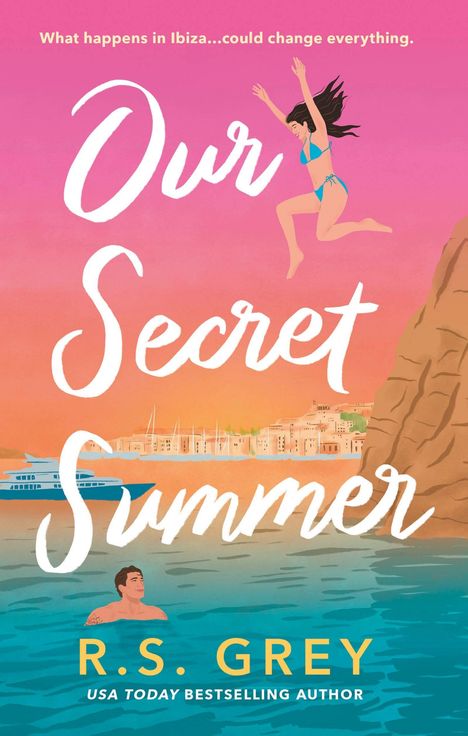 Buchtitel "Our Secret Summer", Frau springt ins Meer, Mann schwimmt, Küstenlandschaft mit Yachten im Hintergrund.