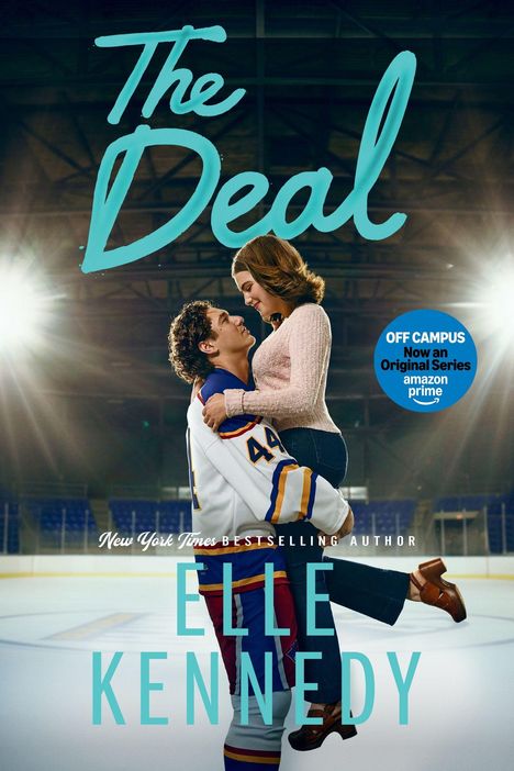 „The Deal, Off Campus Now an Original Series amazon prime, New York Times Bestselling Author Elle Kennedy“. Ein Hockeyspieler hebt eine Frau lächelnd hoch.