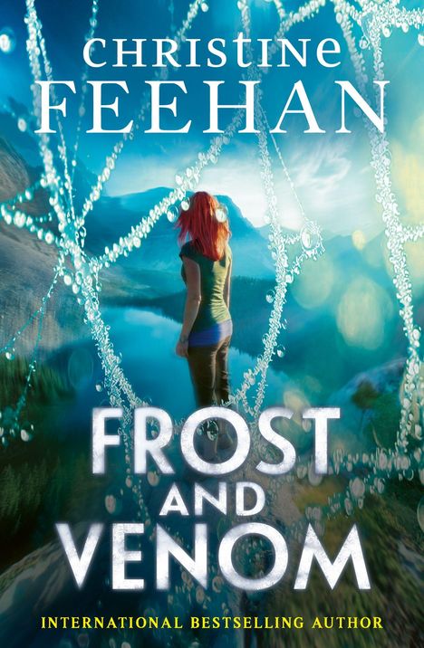 „Christine Feehan“, „Frost and Venom“. Rote Haare, Berge, See, Kältetautropfen auf Spinnennetz. Mystische Atmosphäre.